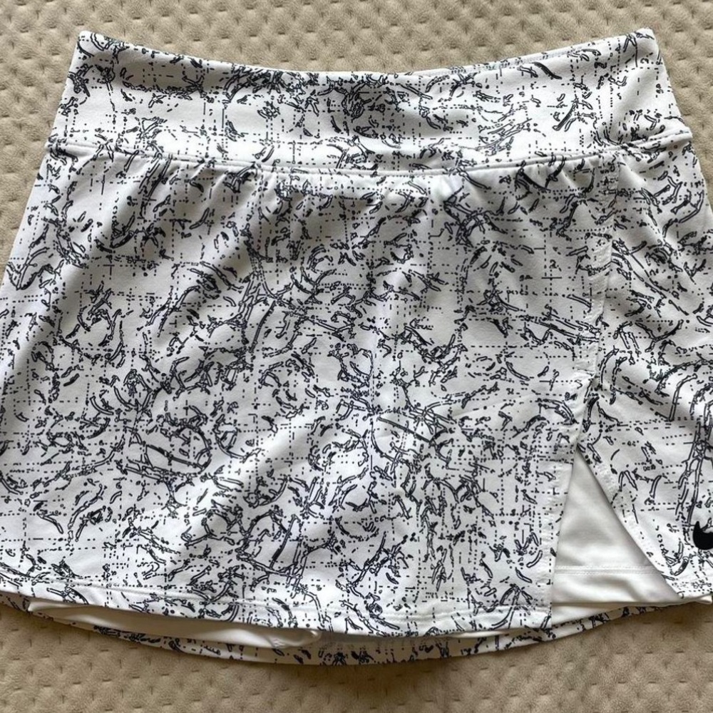 Nike Women's Abstract Black and White Skirt